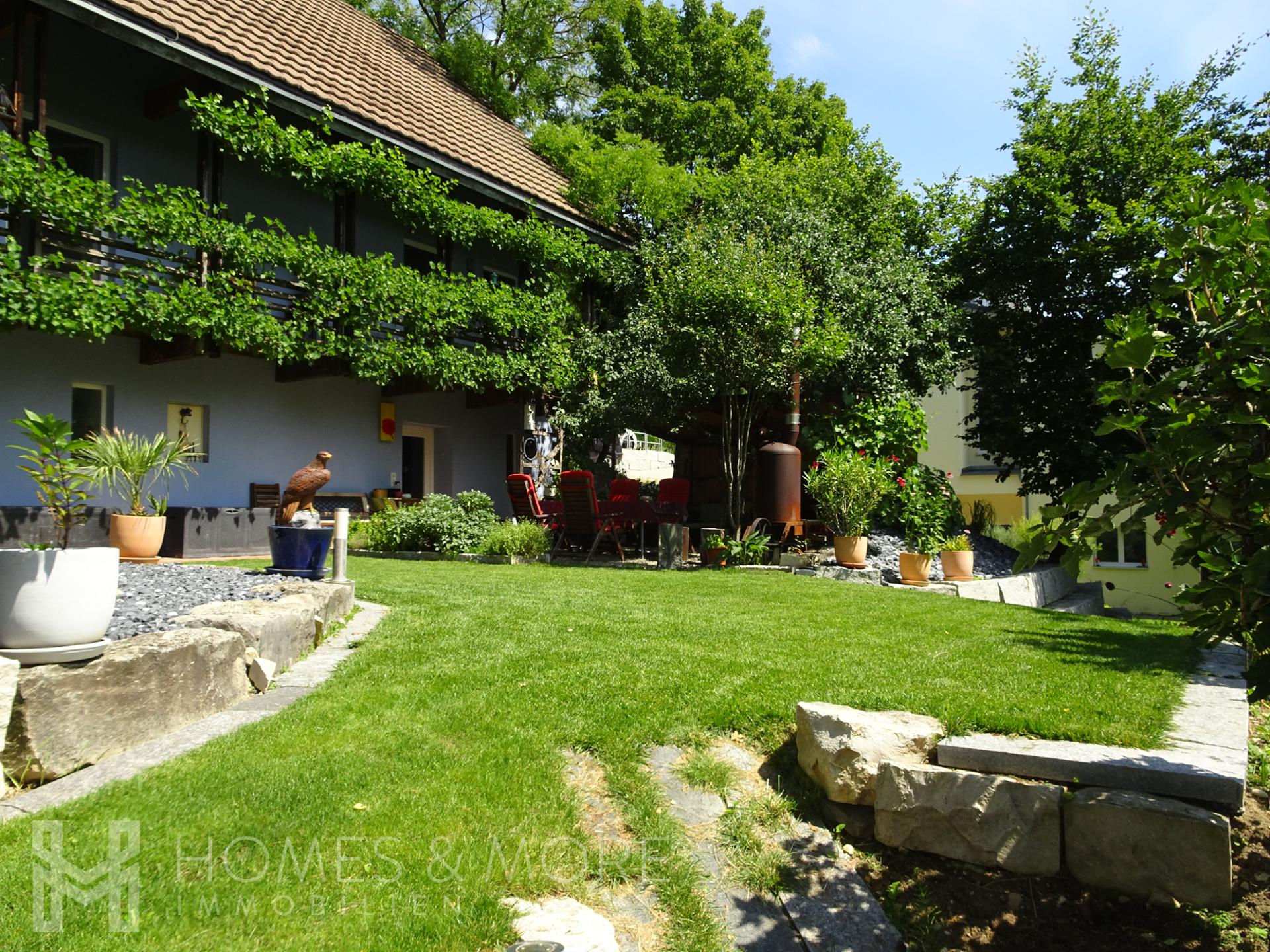 Garten mit Sicht auf Lounge