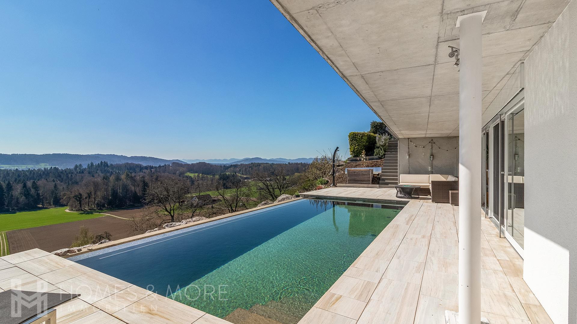 Aussenbereich Level 1 mit Infinitypool