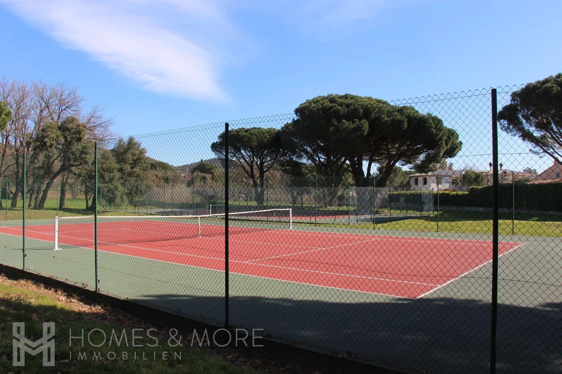 Privater Tennisplatz