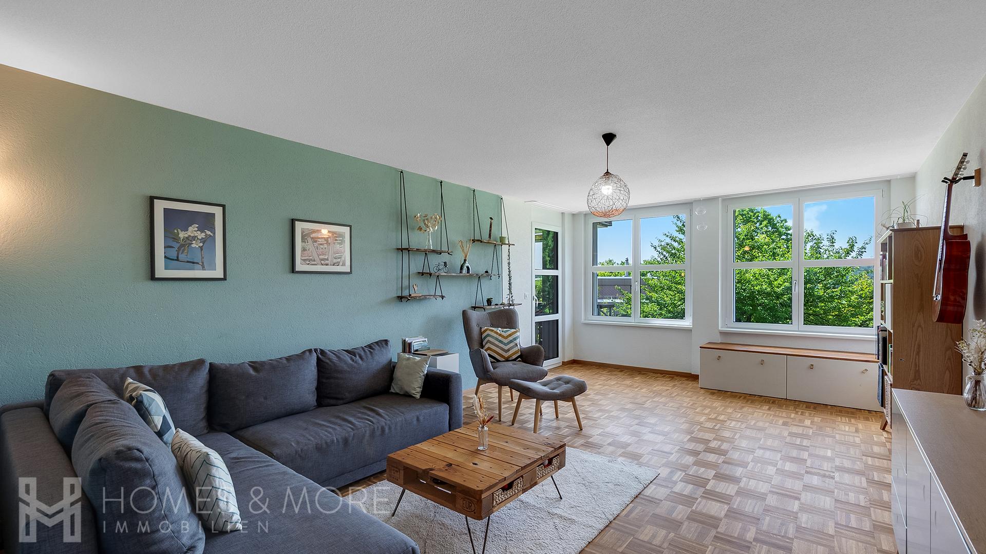 Wohnzimmer mit Balkonzugang